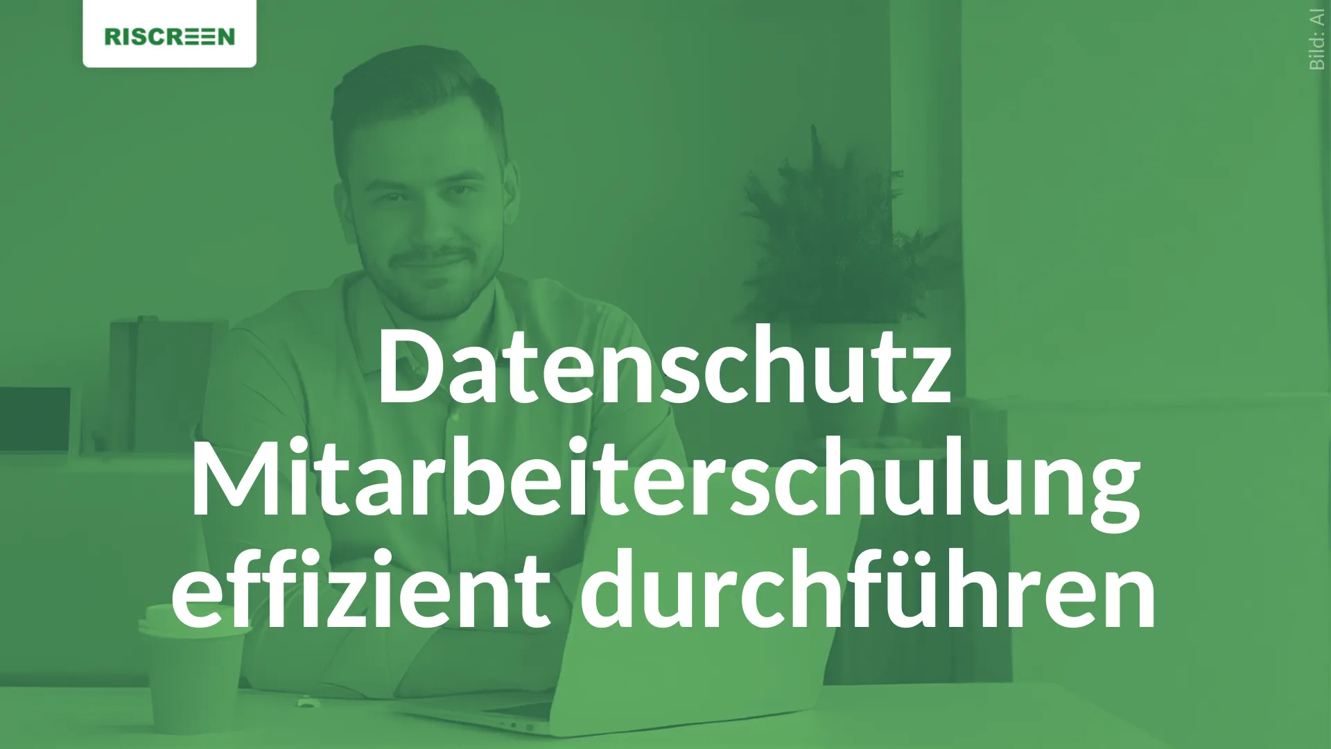 Datenschutz Mitarbeiterschulung: Ein Mitarbeiter sitzt an einem Schreibtisch und verfolgt diese online.